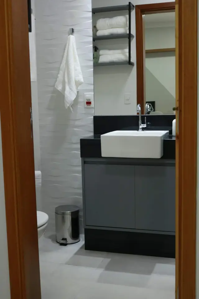 Full bathroom image 3