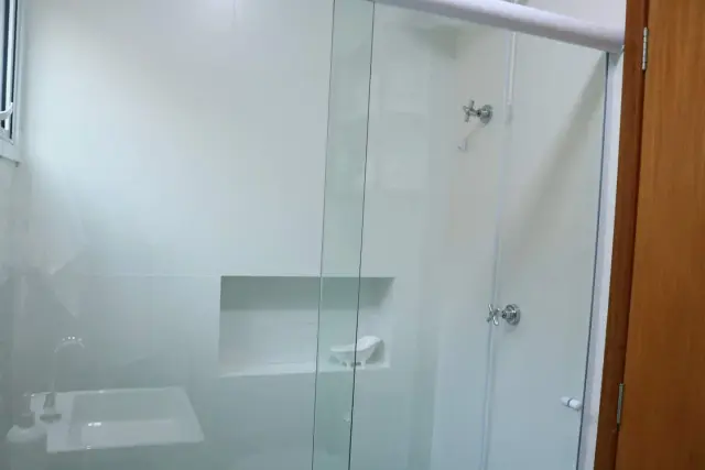 Full bathroom image 4