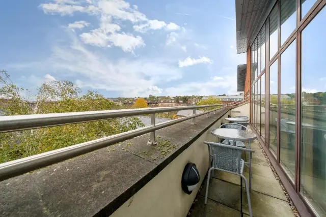 The Courtyard Penthouse - Wimbledon