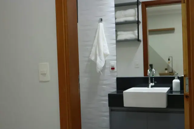 Full bathroom image 1